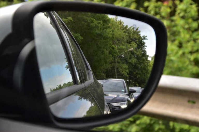 Blind spot in car side mirror